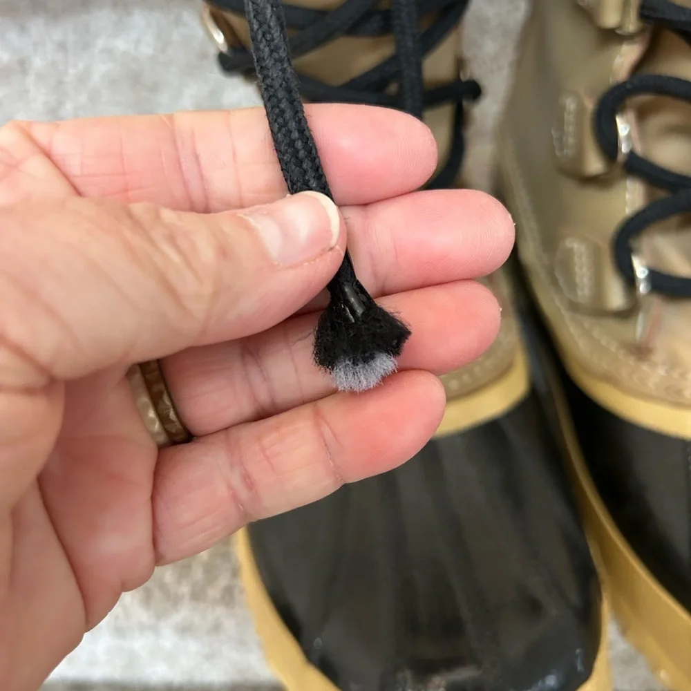 Vintage Sorel Manitou Lace Up Boots. Wool liner with faux fur trim. Y2K. Winter